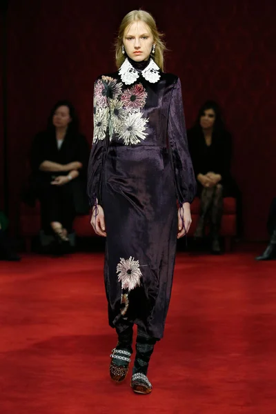 Look 16
